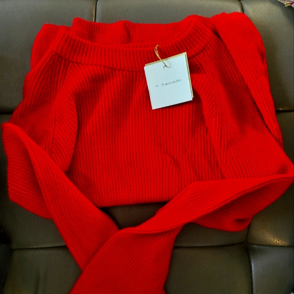 NWT Tahari sz medium brilliant red sweater